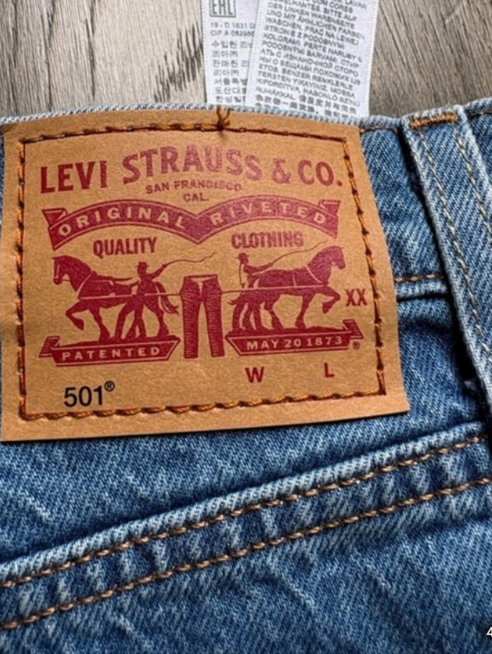 Levi's Women's 501 Original High Rise Cutoff Denim Jean Shorts Size 27 / 4 NWT - Picture 9 of 9